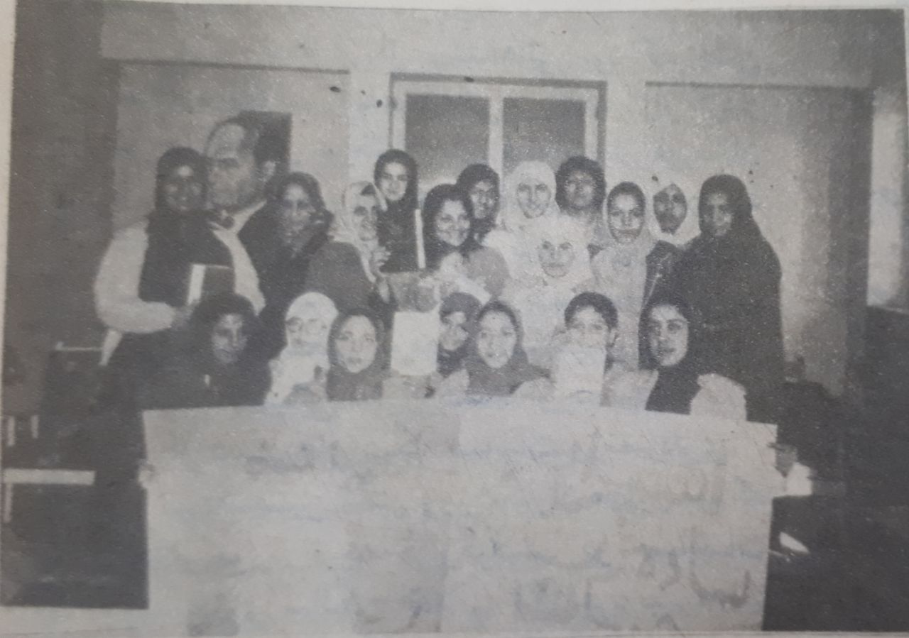 مجله ی جوانان امروز
ش ۷۳۴
دوشنبه ۱۱ اسفند ۱۳۵۹
عکسی از بانوان شرکت کننده در دوره ی اموزش زبان اسپرانتو در مسجد یزدیهای قلهک