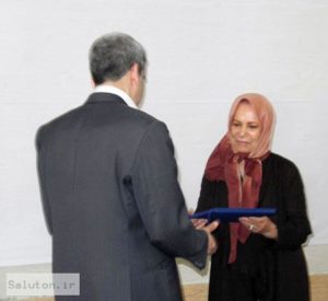 خانم منیره فهمی در حال اهدای لوح تقدیر به اینجانب علی اصغر کوثری در سومین کنگره اسپرانتو ایران